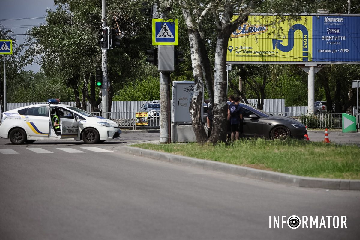Поліцейські на місці подій У Дніпрі на Набережній Заводській зіткнулись Tesla та Nissan таксі Opti 11