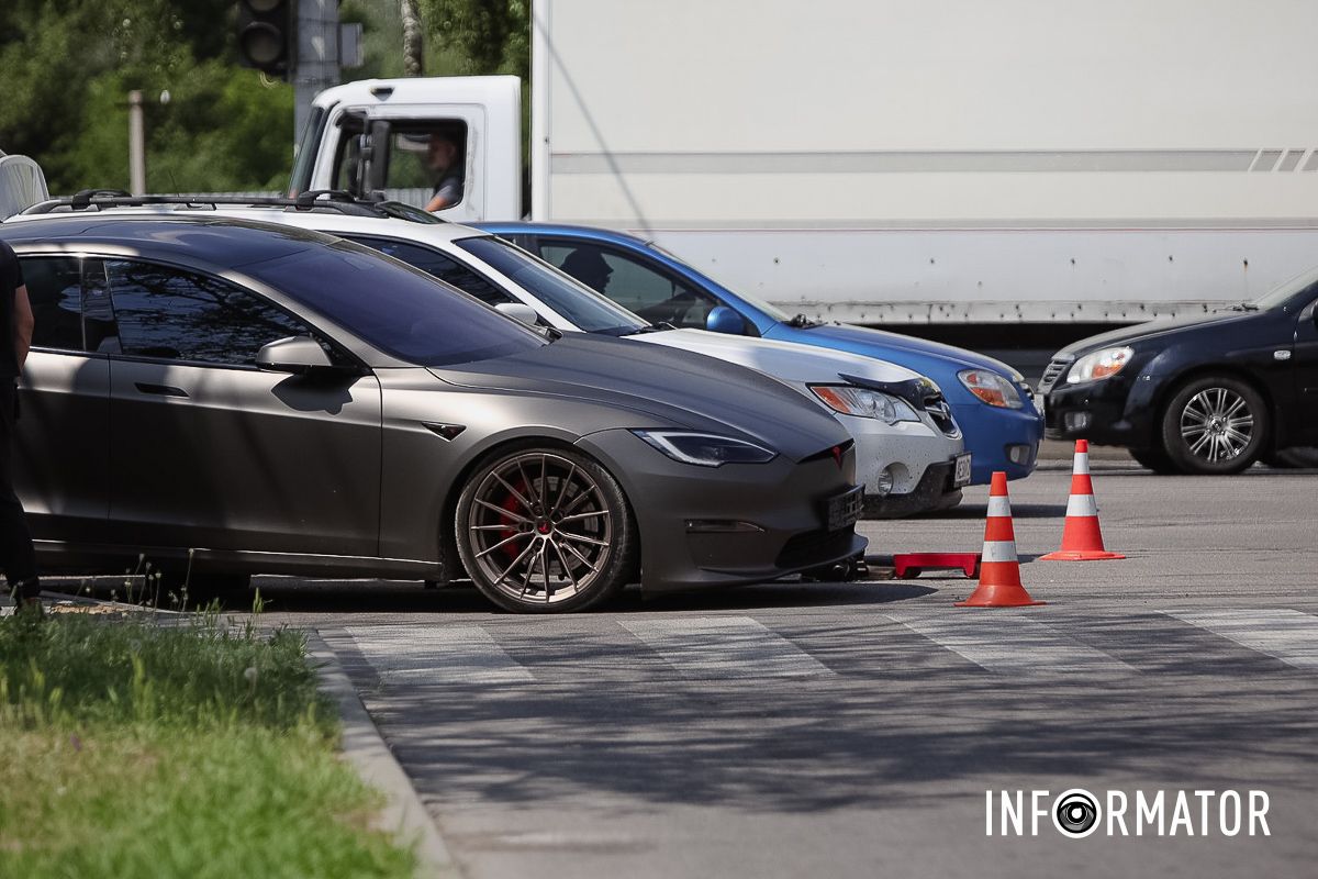 Місце аварії відгородили У Дніпрі на Набережній Заводській зіткнулись Tesla та Nissan таксі Opti 12