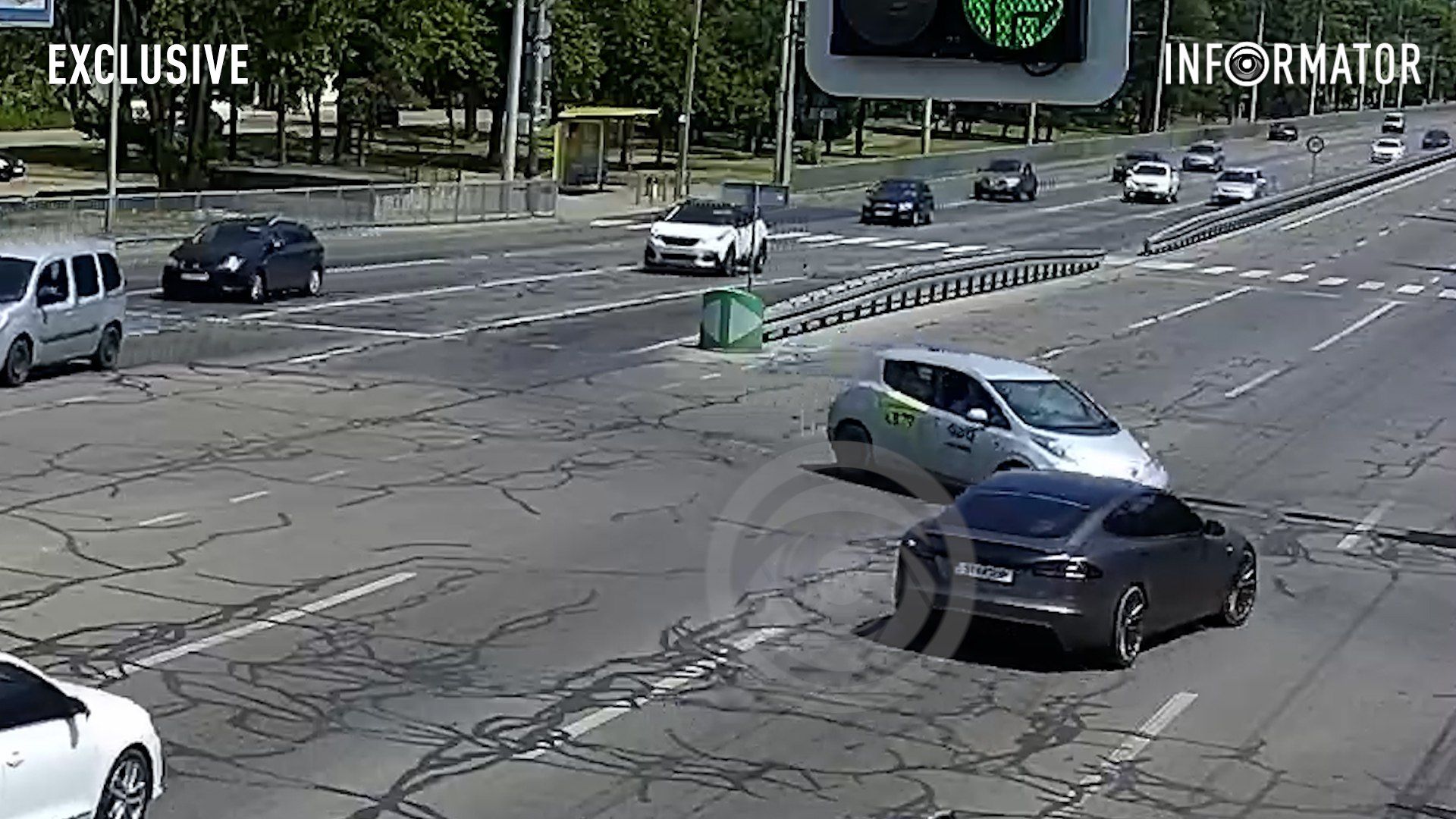 В Днепре на Набережной Заводской столкнулись Tesla и Nissan такси Opti: видео момента аварии