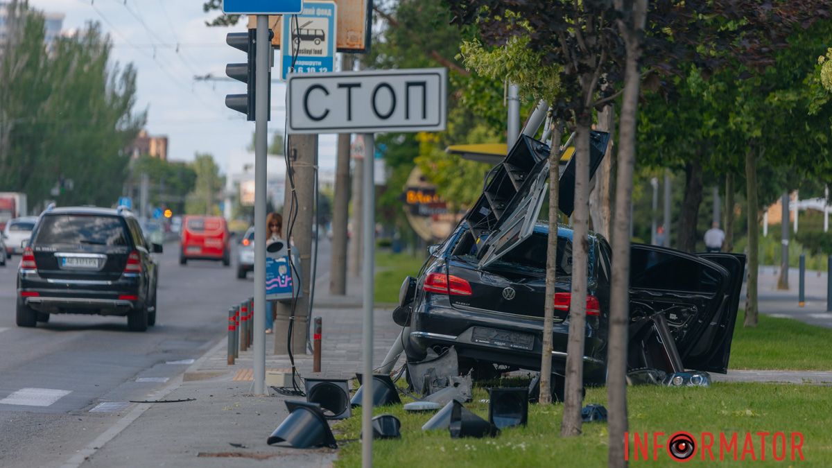 У Дніпрі на Набережній Перемоги Volkswagen врізався у світлофор