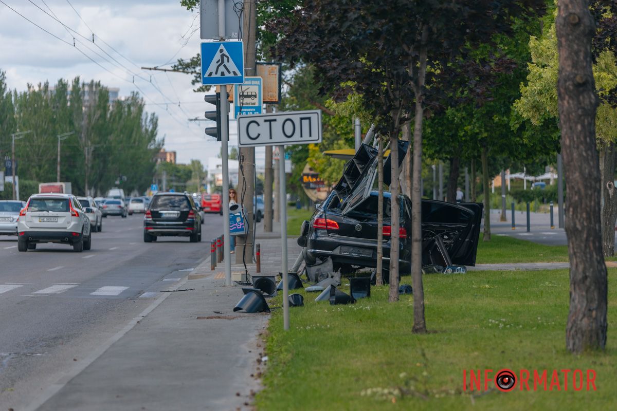 У Дніпрі на Набережній Перемоги Volkswagen врізався у світлофор 1