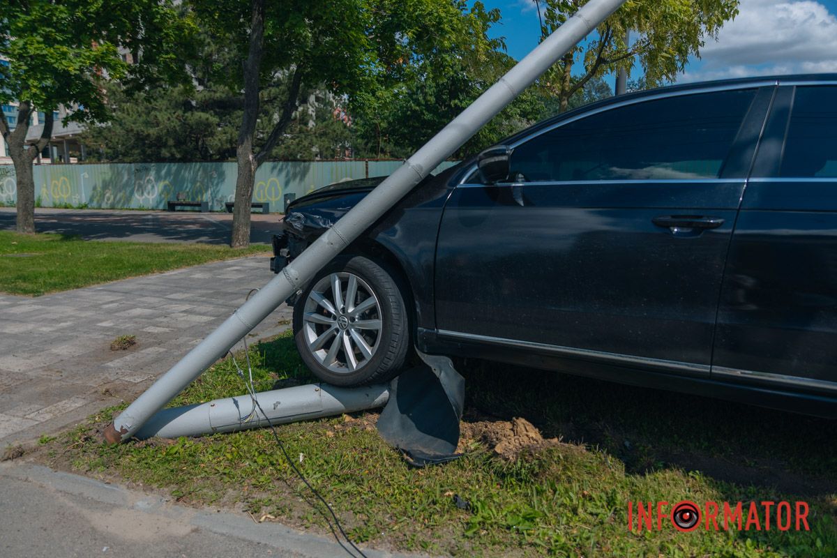 У Дніпрі на Набережній Перемоги Volkswagen врізався у світлофор 2