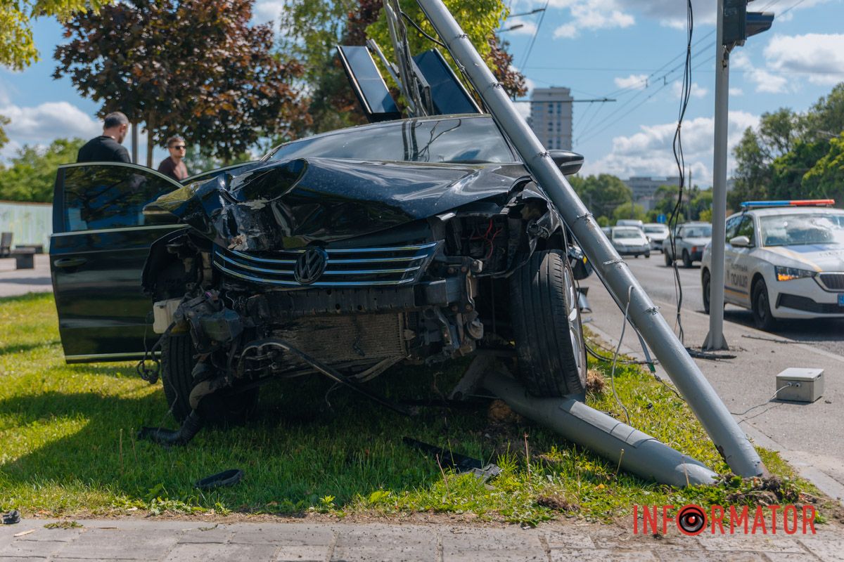 У Дніпрі на Набережній Перемоги Volkswagen врізався у світлофор 3