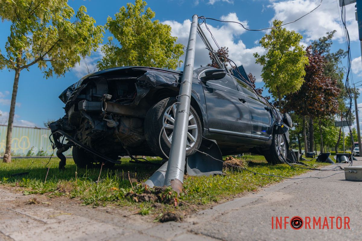 У Дніпрі на Набережній Перемоги Volkswagen врізався у світлофор 4