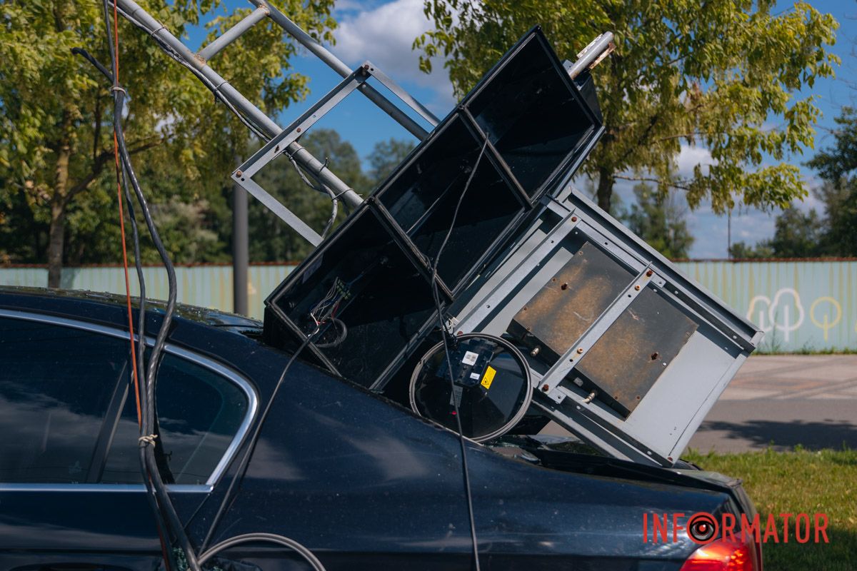 У Дніпрі на Набережній Перемоги Volkswagen врізався у світлофор 5