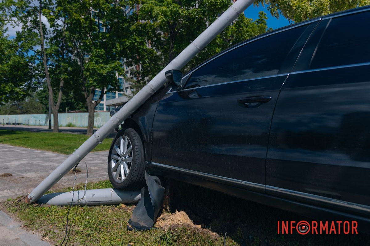 У Дніпрі на Набережній Перемоги Volkswagen врізався у світлофор 10