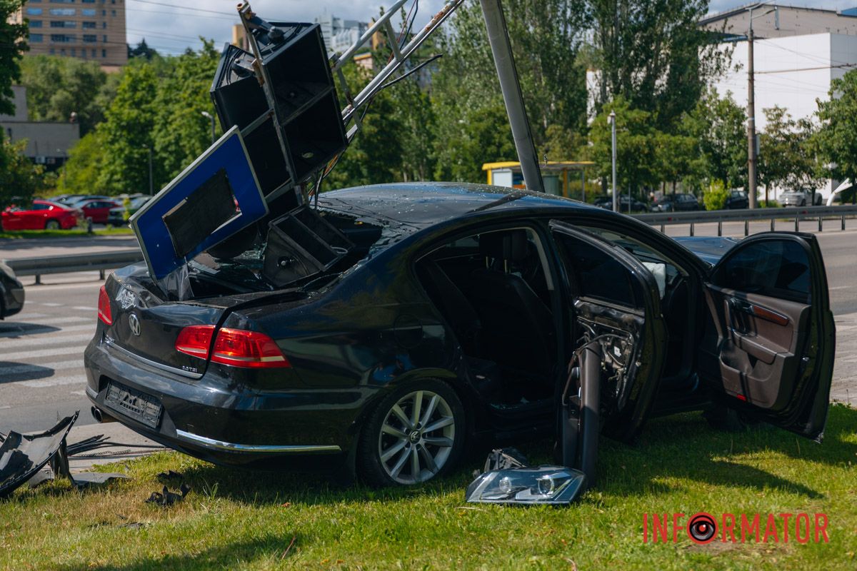 У Дніпрі на Набережній Перемоги Volkswagen врізався у світлофор 8