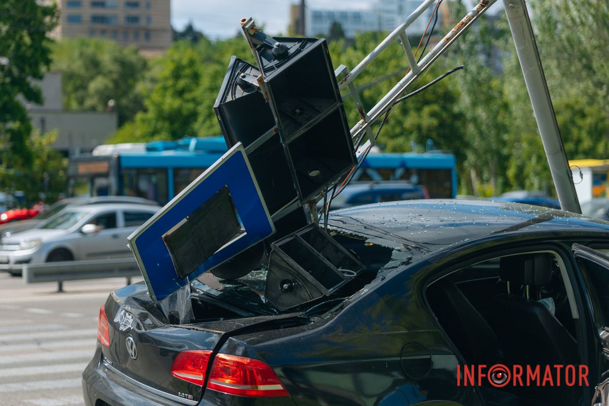 У Дніпрі на Набережній Перемоги Volkswagen врізався у світлофор 7