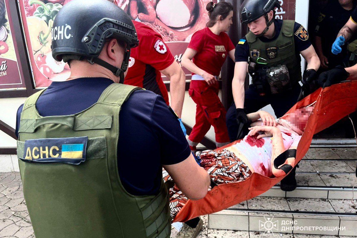 Пострадали четверо мужчин и женщина Пострадали четверо мужчин и женщина