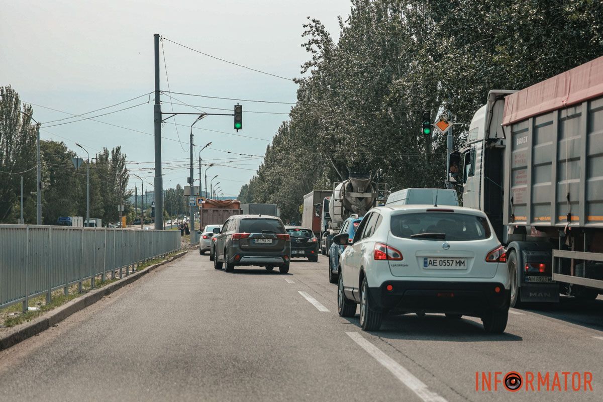 Наразі на місці працюють правоохоронці У Дніпрі на Донецькому шосе Opel насмерть збив жінку на пішохідному переході 8