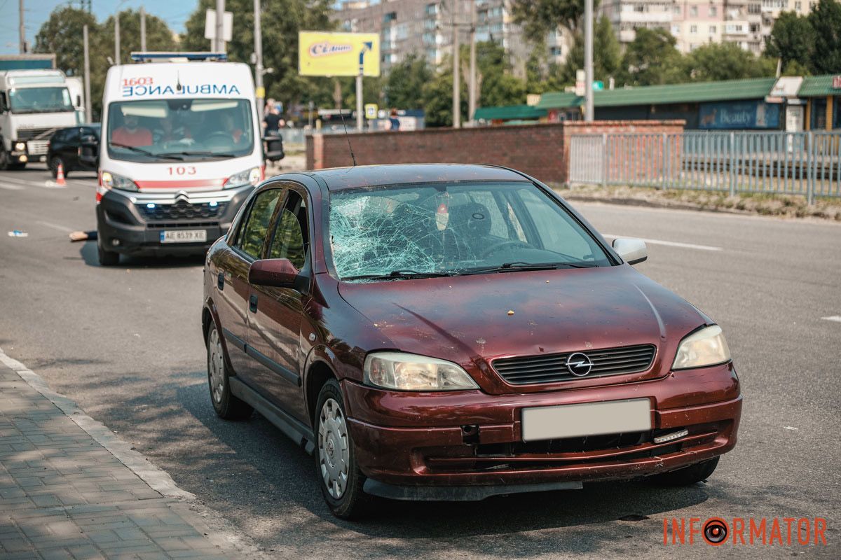 Зайняті дві смуги по Донецькому шосе зі сторони ТРЦ «Караван» у напрямку ж/м Ломівський У Дніпрі на Донецькому шосе Opel насмерть збив жінку на пішохідному переході 11