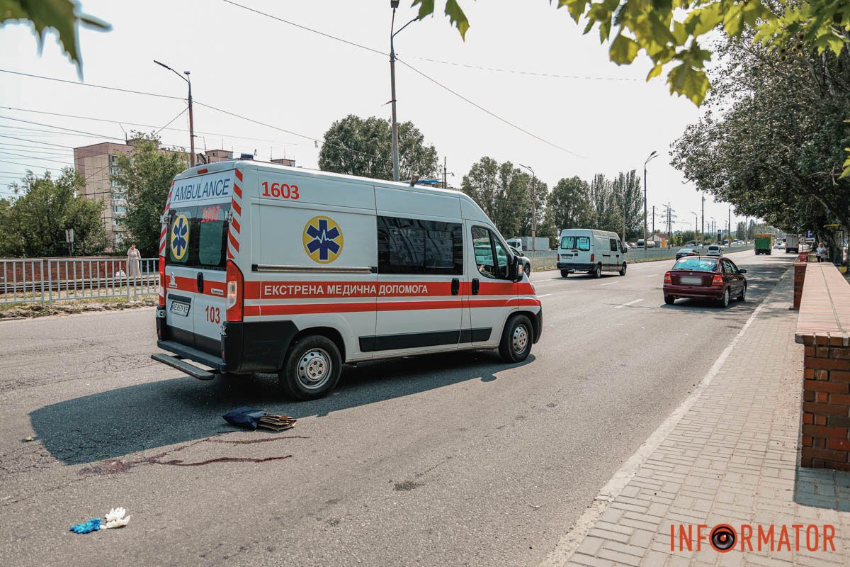 У Дніпрі сталася аварія за участі автівки Opel У Дніпрі на Донецькому шосе Opel насмерть збив жінку на пішохідному переході 1