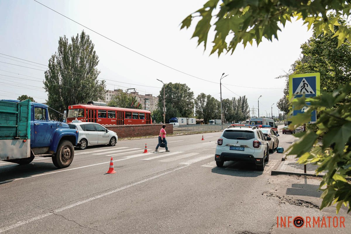 Про це пише Інформатор з місця події У Дніпрі на Донецькому шосе Opel насмерть збив жінку на пішохідному переході 7