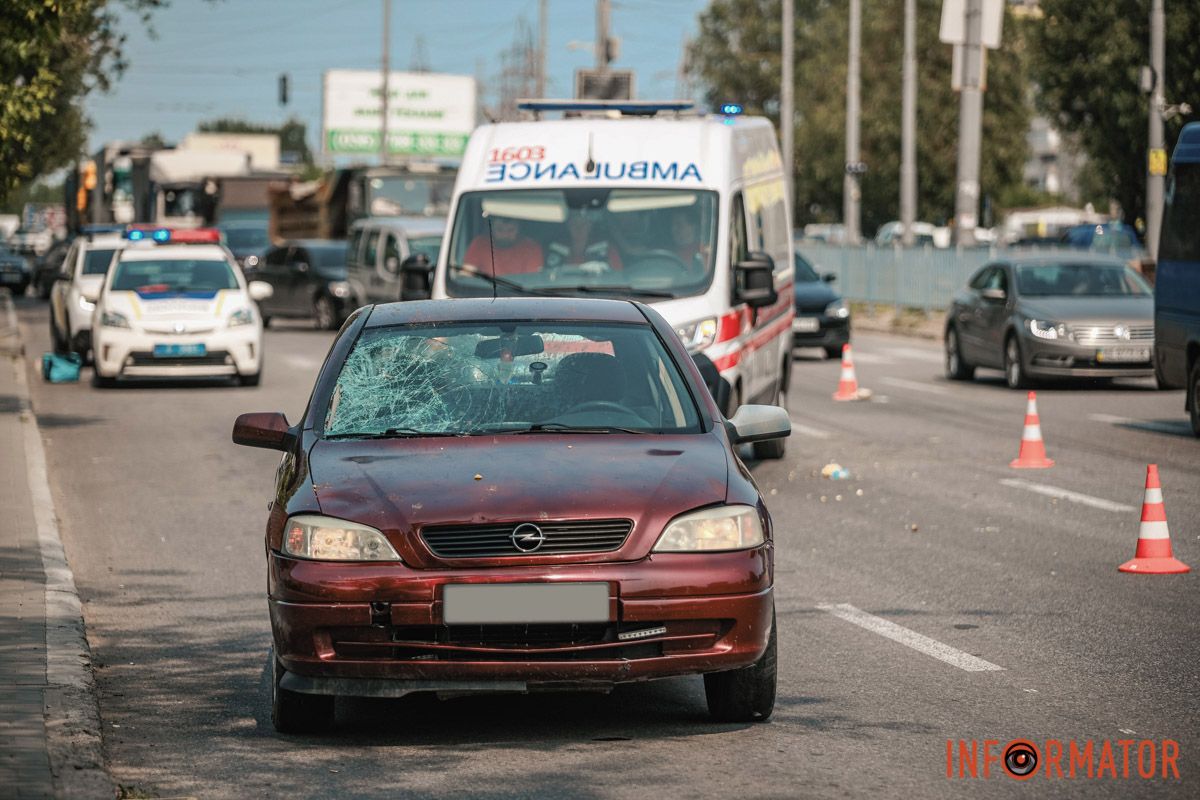 Постраждала переходила дорогу по пішохідному переходу У Дніпрі на Донецькому шосе Opel насмерть збив жінку на пішохідному переході 3