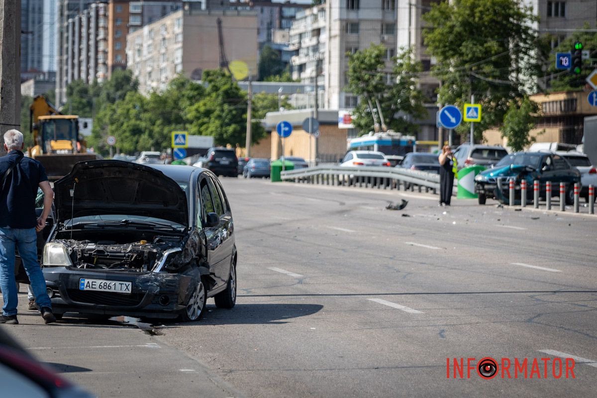 У пʼятницю, 6 червня, у Дніпрі на Набережній Перемоги сталася ДТП У Дніпрі на Набережній Перемоги біля ЖК “Рівер Парк” зіткнулись Daewoo та Opel: є постраждалий 1