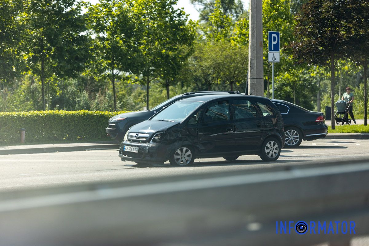 Бережіть себе та дотримуйтесь ПДР У Дніпрі на Набережній Перемоги біля ЖК “Рівер Парк” зіткнулись Daewoo та Opel: є постраждалий 11