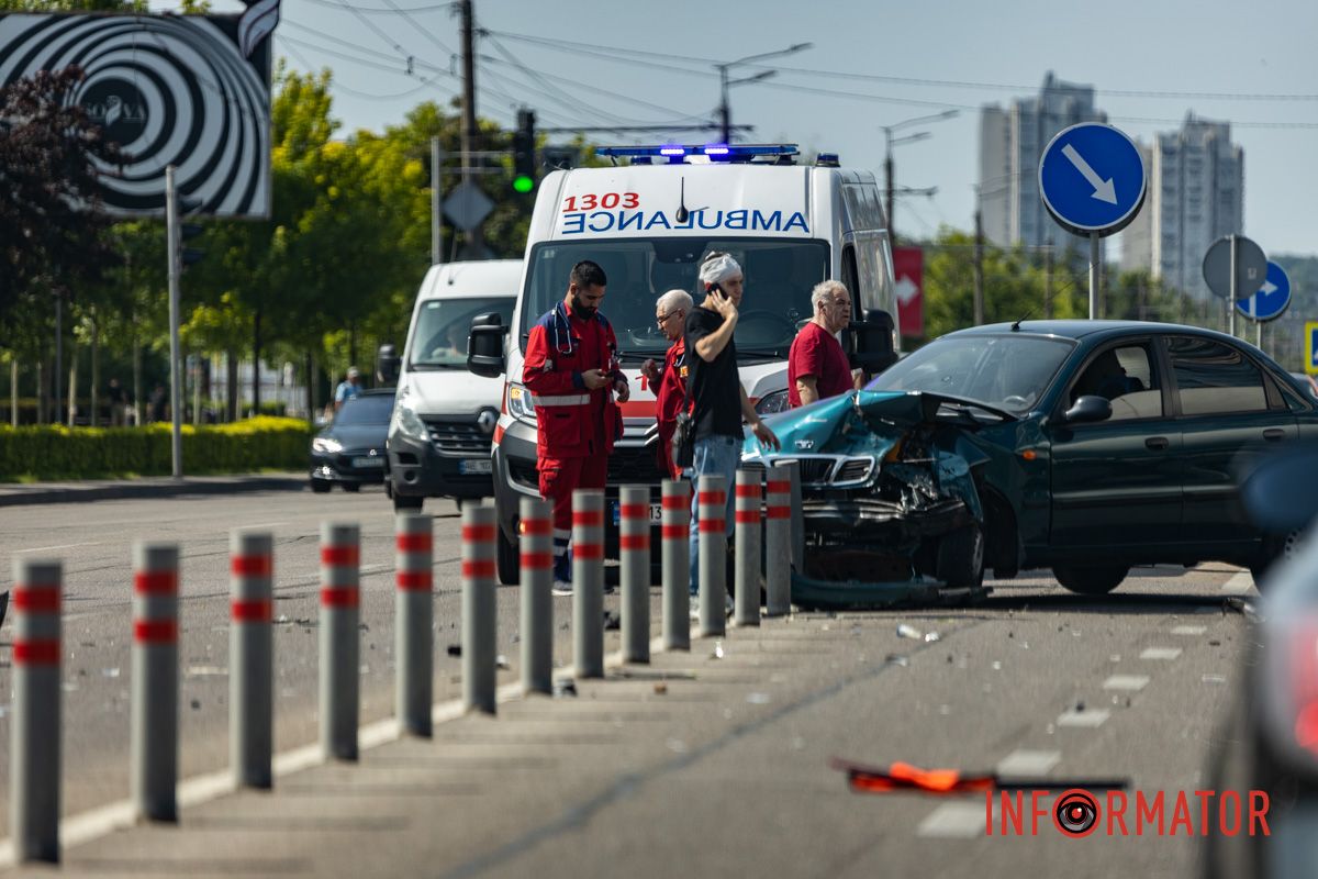 На дорозі уламки від транспортних засобів У Дніпрі на Набережній Перемоги біля ЖК “Рівер Парк” зіткнулись Daewoo та Opel: є постраждалий 9