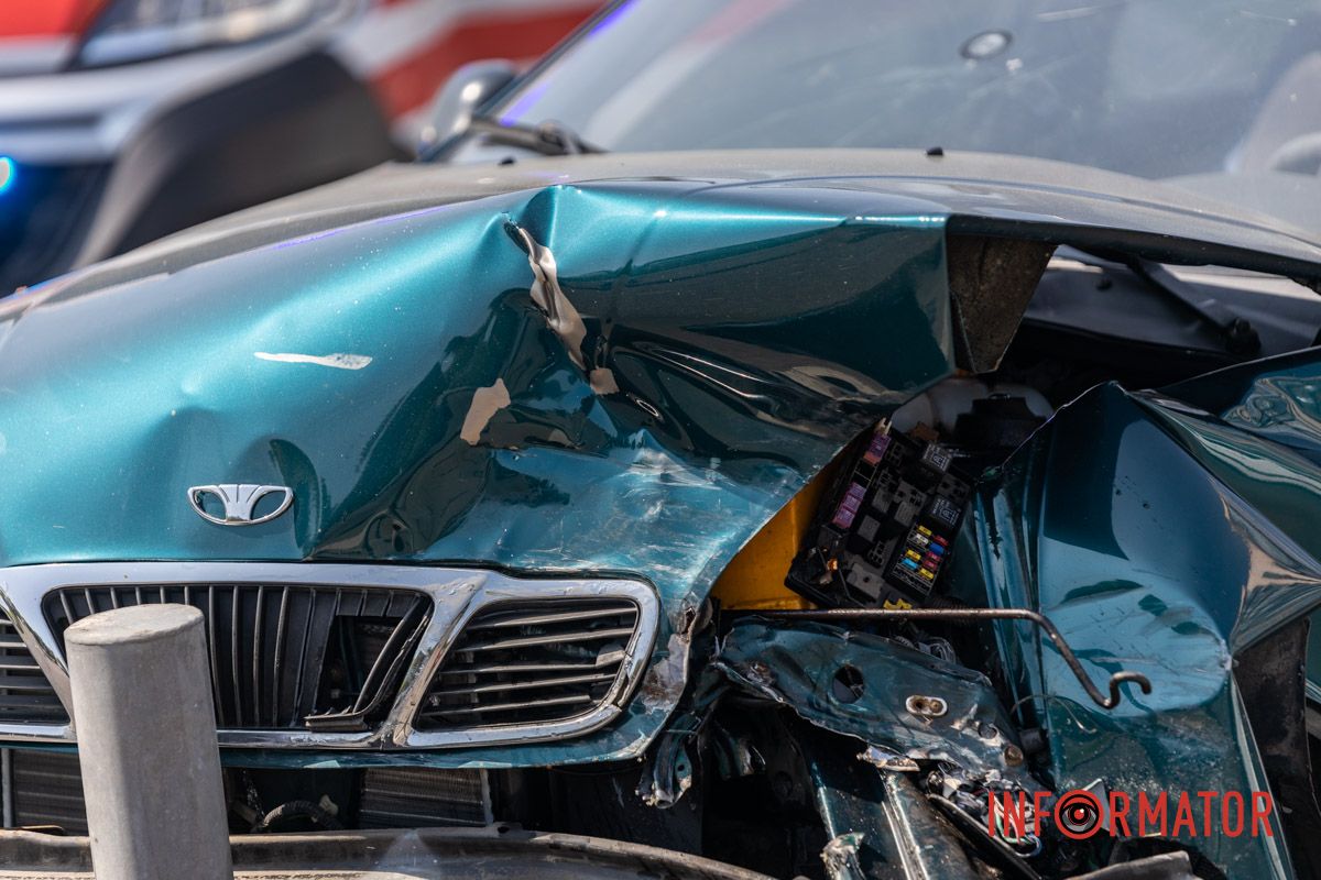 Станом на 10:00 поліцейських на місці ще немає У Дніпрі на Набережній Перемоги біля ЖК “Рівер Парк” зіткнулись Daewoo та Opel: є постраждалий 5