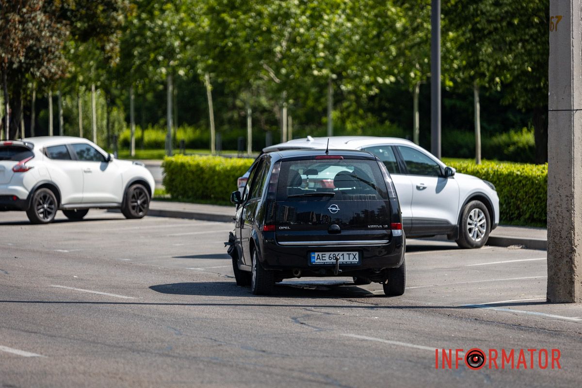 Біля ЖК “Рівер Парк” зіткнулись Daewoo та Opel У Дніпрі на Набережній Перемоги біля ЖК “Рівер Парк” зіткнулись Daewoo та Opel: є постраждалий 2