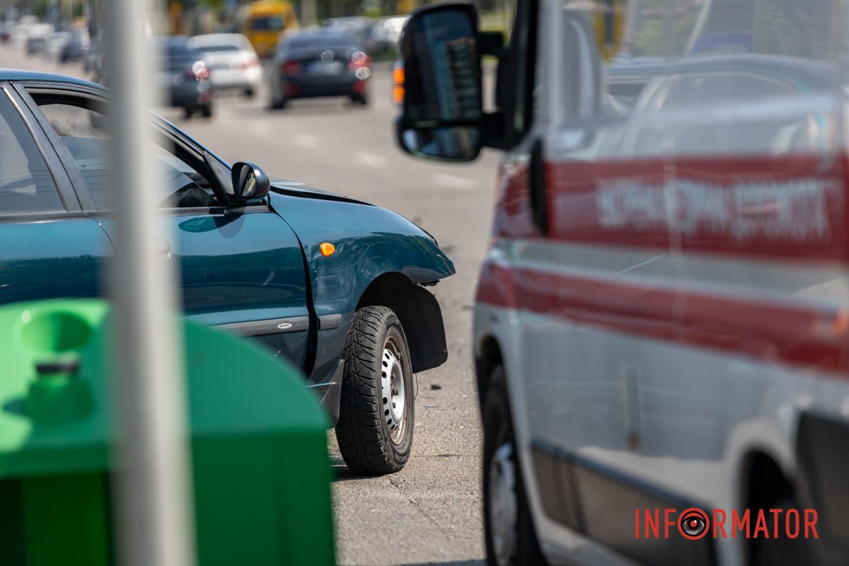 Рух у напрямку кільця на Набережній Перемоги дещо ускладнений У Дніпрі на Набережній Перемоги біля ЖК “Рівер Парк” зіткнулись Daewoo та Opel: є постраждалий 8