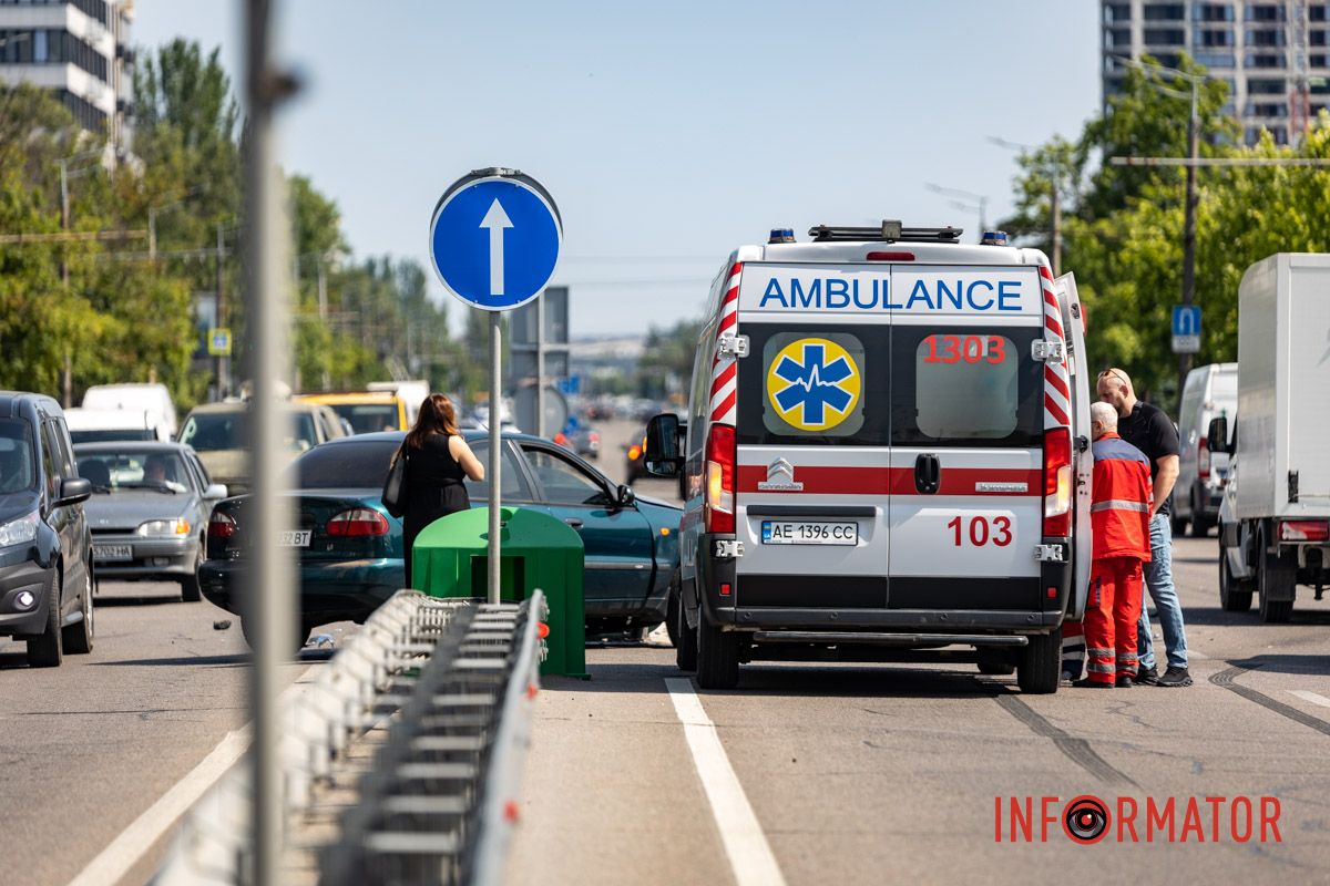 Daewoo від удару влетів у антипаркувальній стовпчики У Дніпрі на Набережній Перемоги біля ЖК “Рівер Парк” зіткнулись Daewoo та Opel: є постраждалий 7