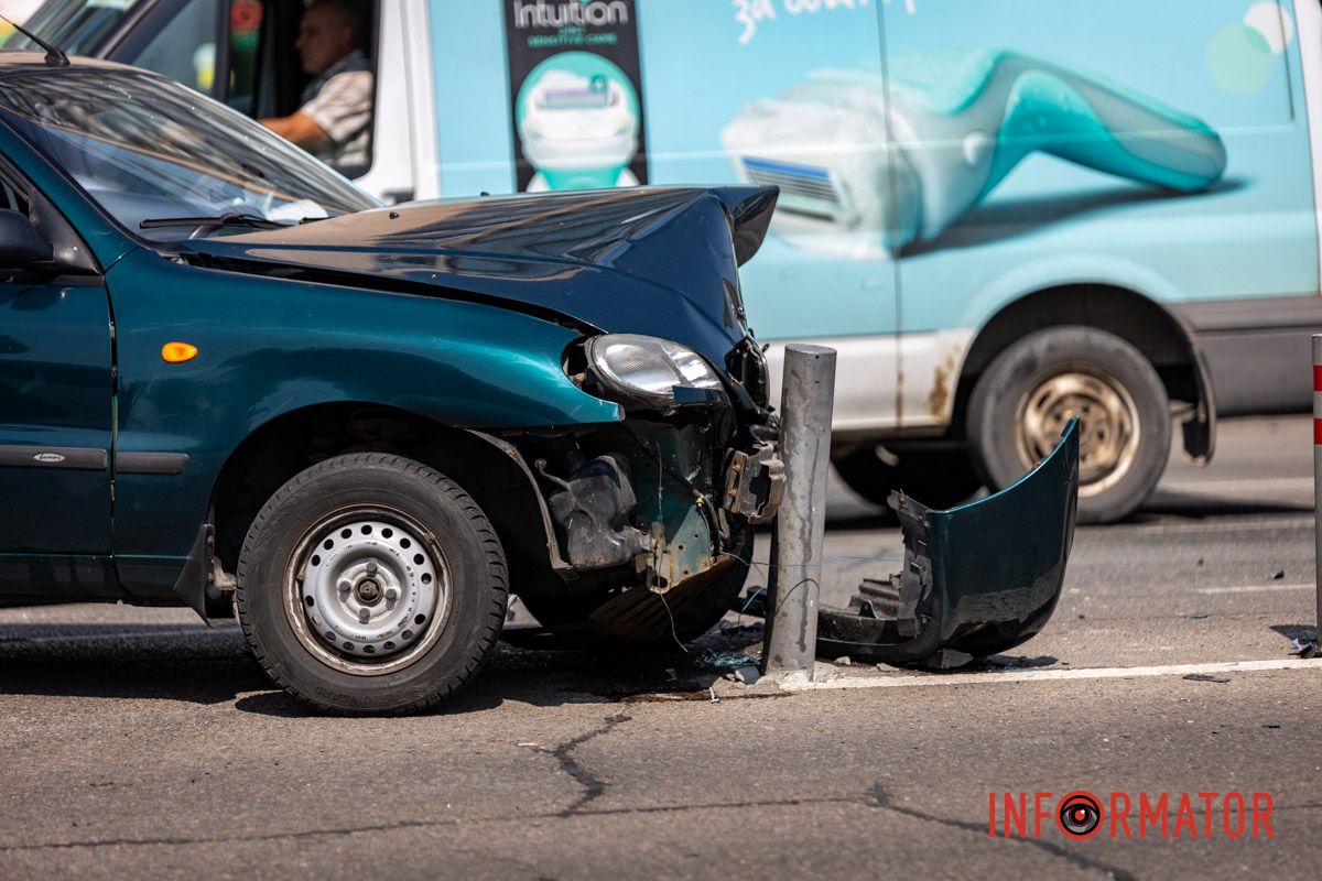 Його ушпиталили У Дніпрі на Набережній Перемоги біля ЖК “Рівер Парк” зіткнулись Daewoo та Opel: є постраждалий 4