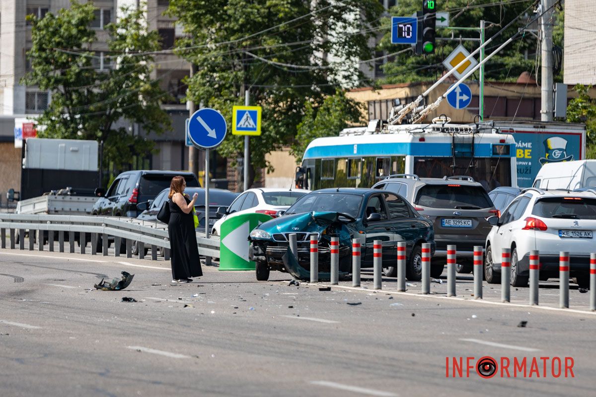 Попередньо, постраждав неповнолітній хлопець У Дніпрі на Набережній Перемоги біля ЖК “Рівер Парк” зіткнулись Daewoo та Opel: є постраждалий 3