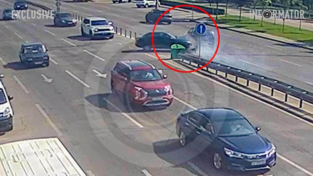 Відео моменту ДТП: у Дніпрі біля ЖК “Рівер Парк” Daewoo зіткнувся з Opel та влетів у стовпчики