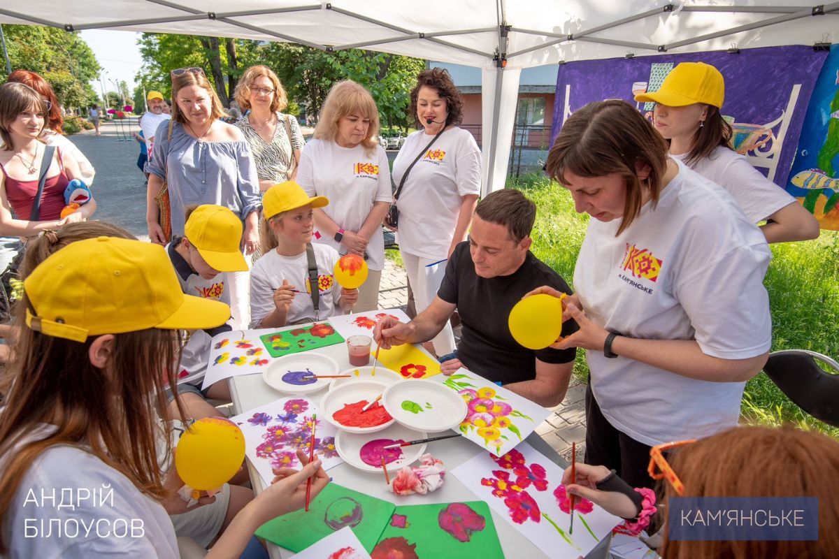 Він покликаний допомогти людям в складні часи за допомогою мистецтва