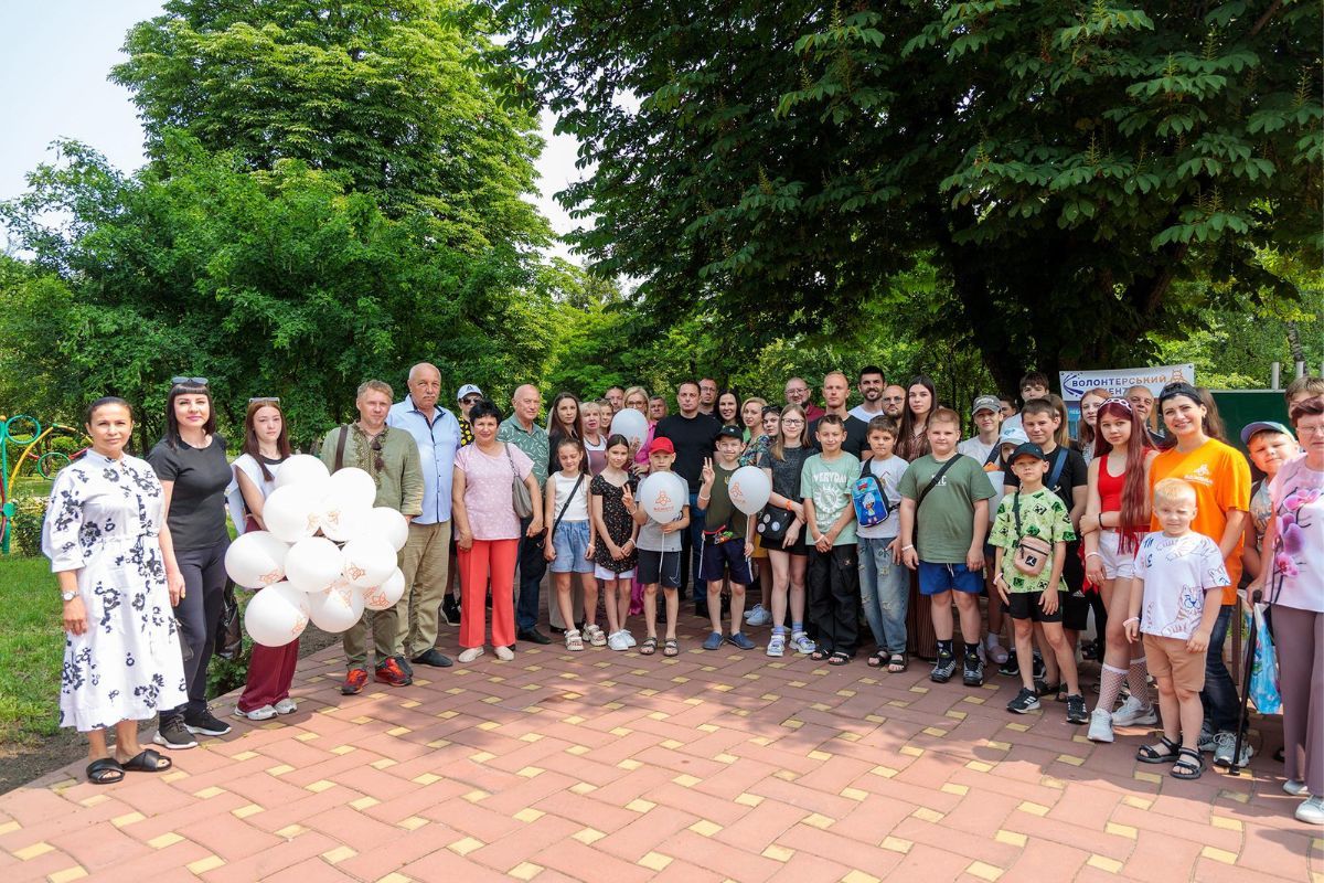 На території викосили бур’ян та посадили нові квіти На території викосили бур’ян та посадили нові квіти