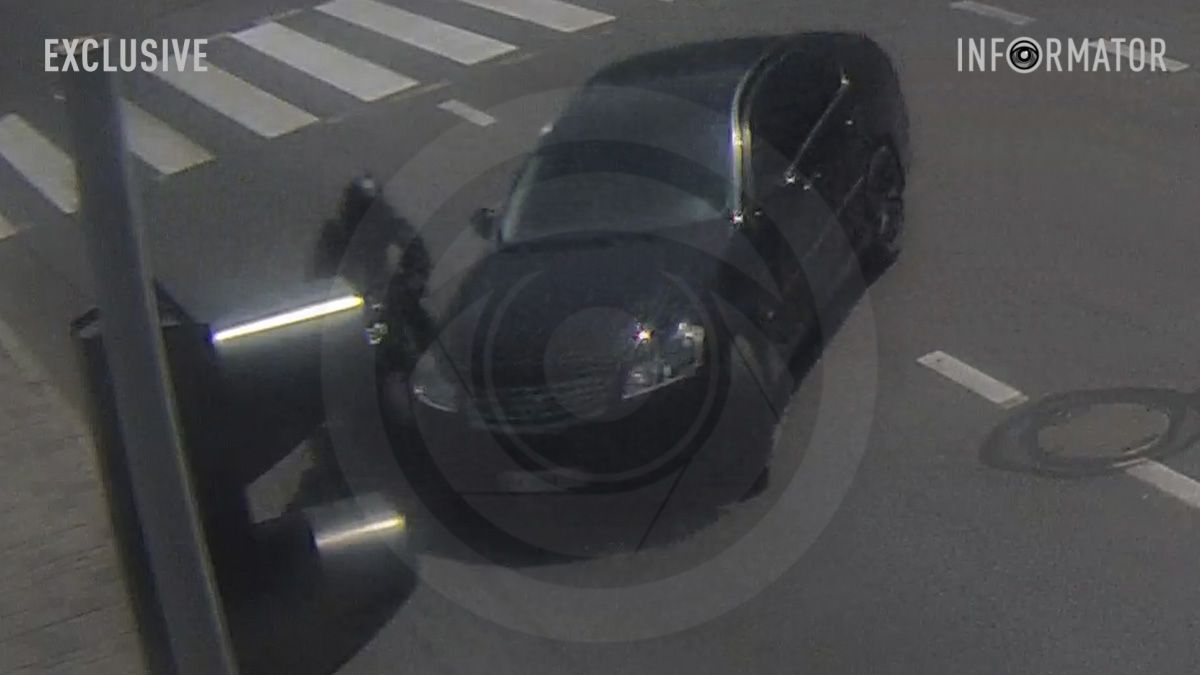Видео момента: в Днепре на Сичеславской Набережной мотоциклист въехал в Chery