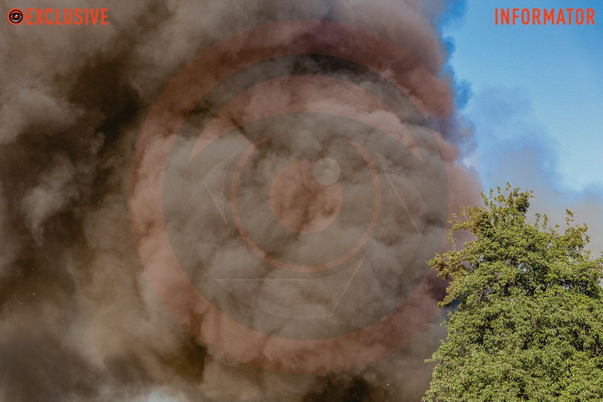 Столб дыма виден с разных точек города: в Днепре сильно пылает дом, раздаются взрывы 18