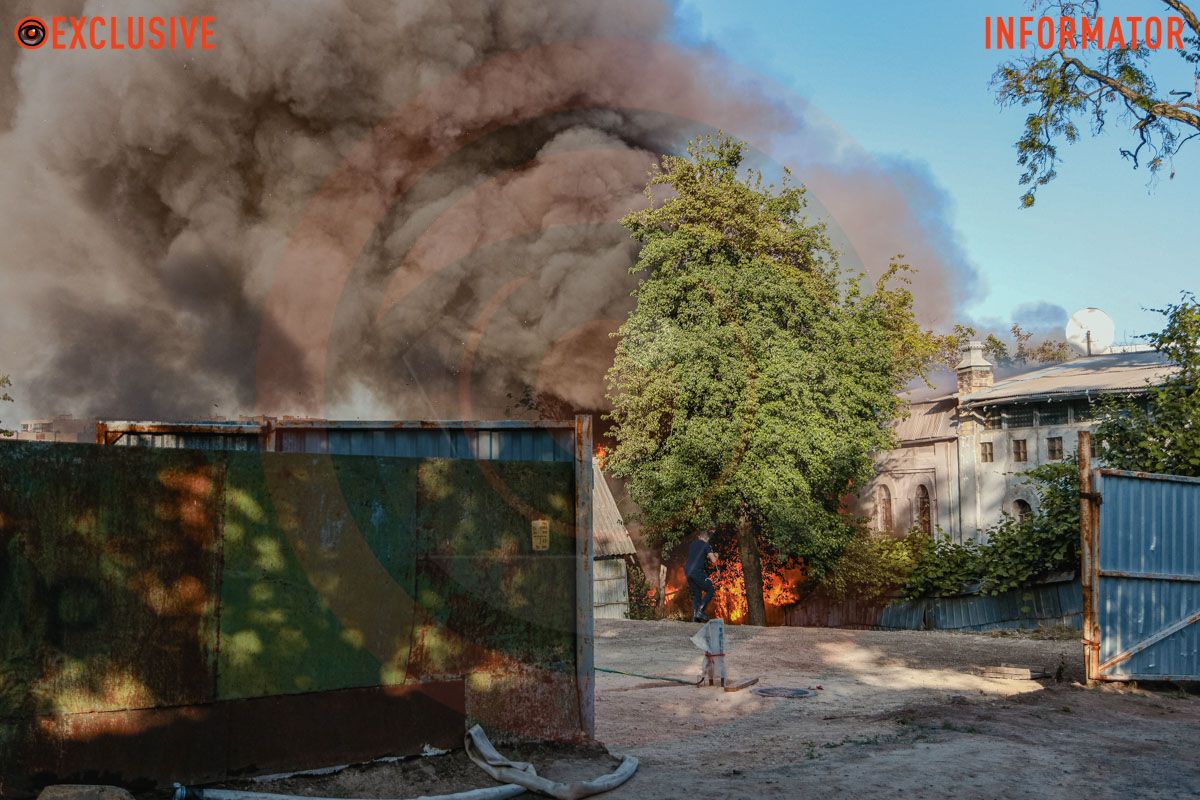 Столб дыма виден с разных точек города: в Днепре сильно пылает дом, раздаются взрывы 24