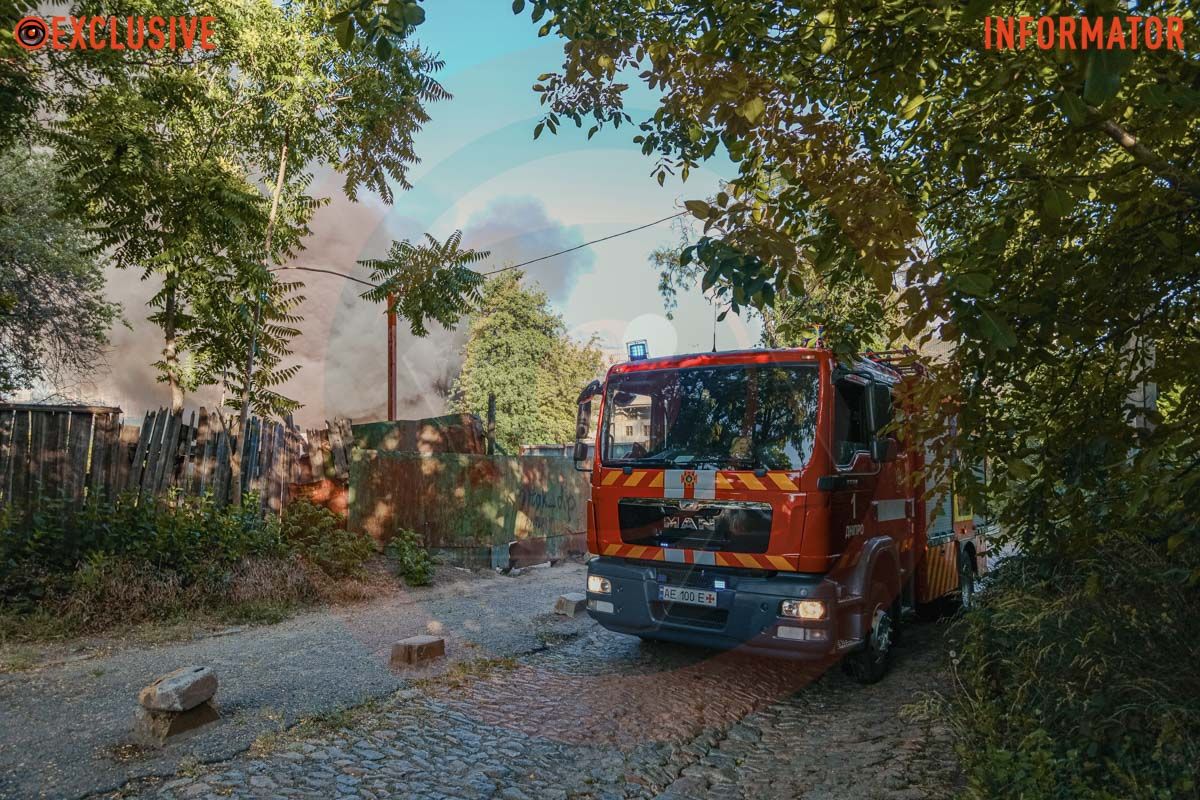 Столб дыма виден с разных точек города: в Днепре сильно пылает дом, раздаются взрывы 25