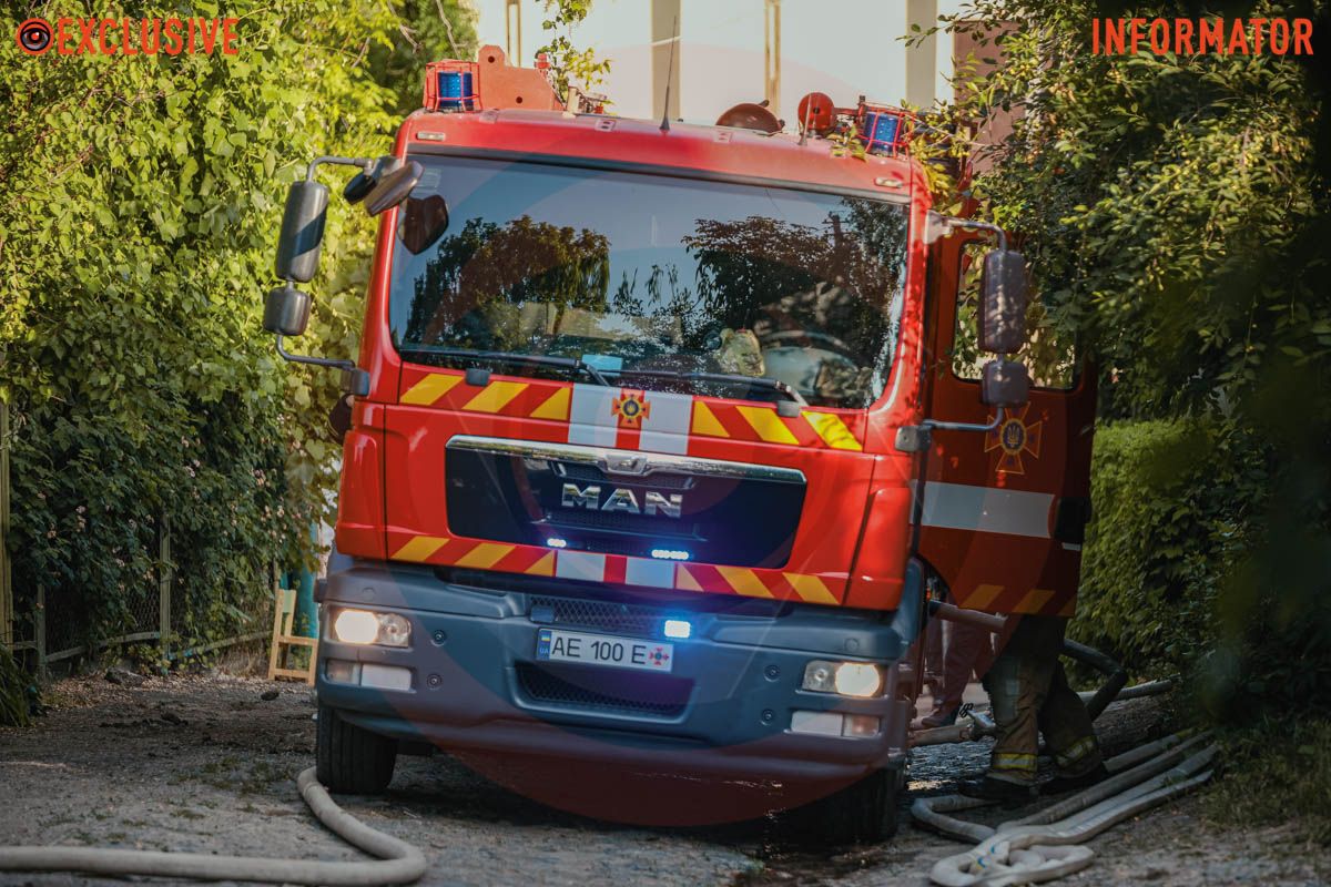 Столб дыма виден с разных точек города: в Днепре сильно пылает дом, раздаются взрывы 23