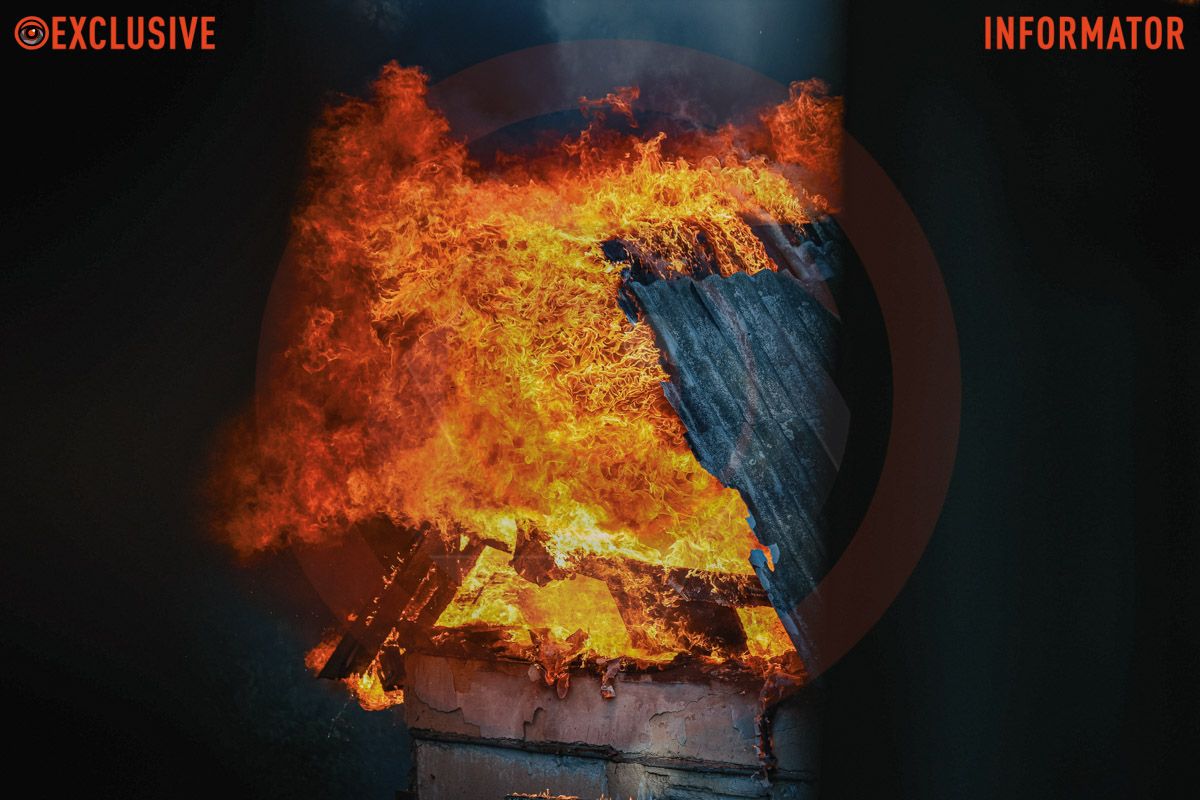 Столб дыма виден с разных точек города: в Днепре сильно пылает дом, раздаются взрывы.