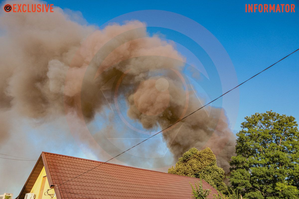 Столб дыма виден с разных точек города: в Днепре сильно пылает дом, раздаются взрывы 3