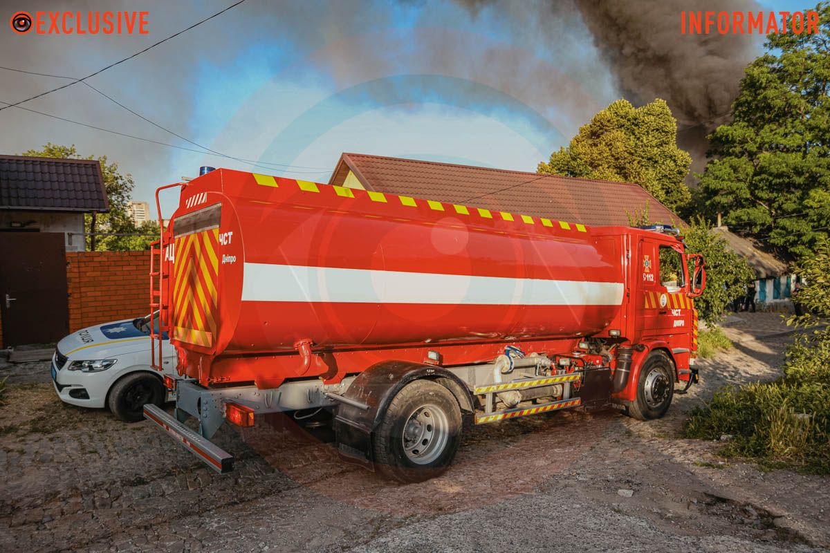 Столб дыма виден с разных точек города: в Днепре сильно пылает дом, раздаются взрывы 4