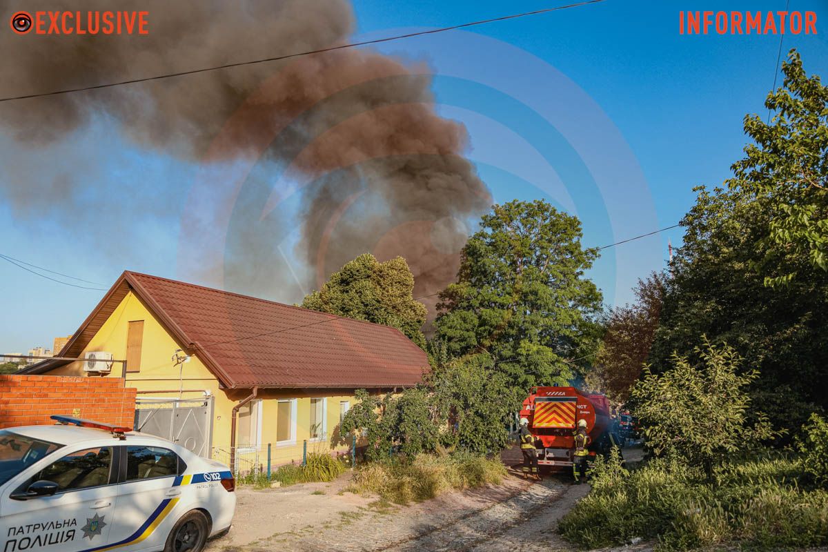 Столб дыма виден с разных точек города: в Днепре сильно пылает дом, раздаются взрывы 5
