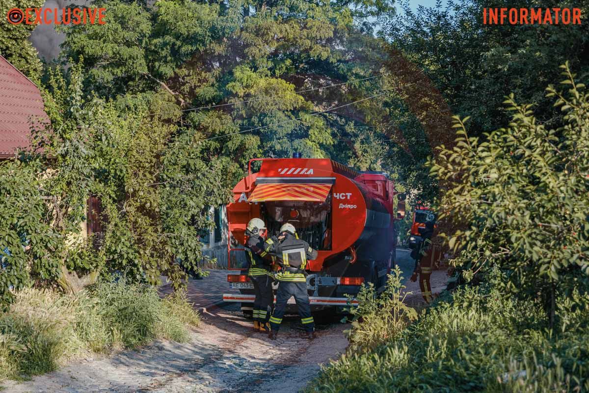 Столб дыма виден с разных точек города: в Днепре сильно пылает дом, раздаются взрывы 6