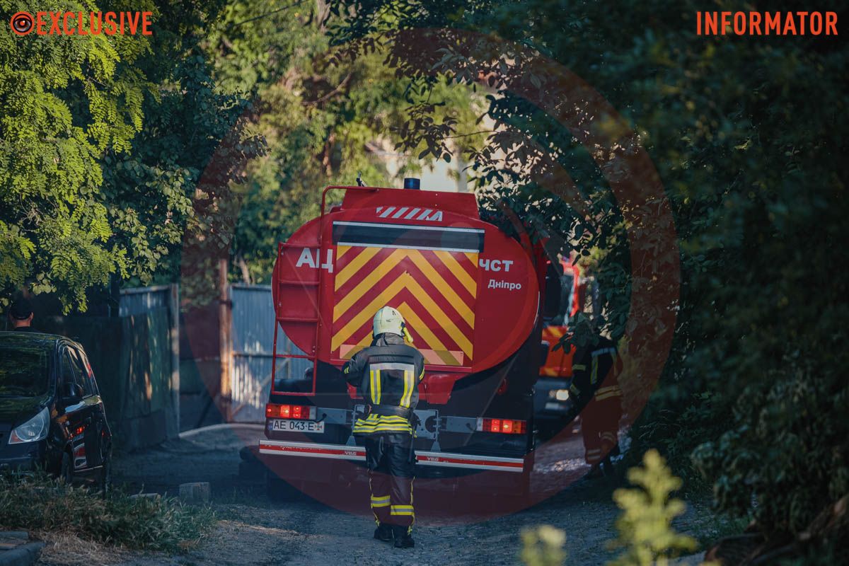 Столб дыма виден с разных точек города: в Днепре сильно пылает дом, раздаются взрывы 7