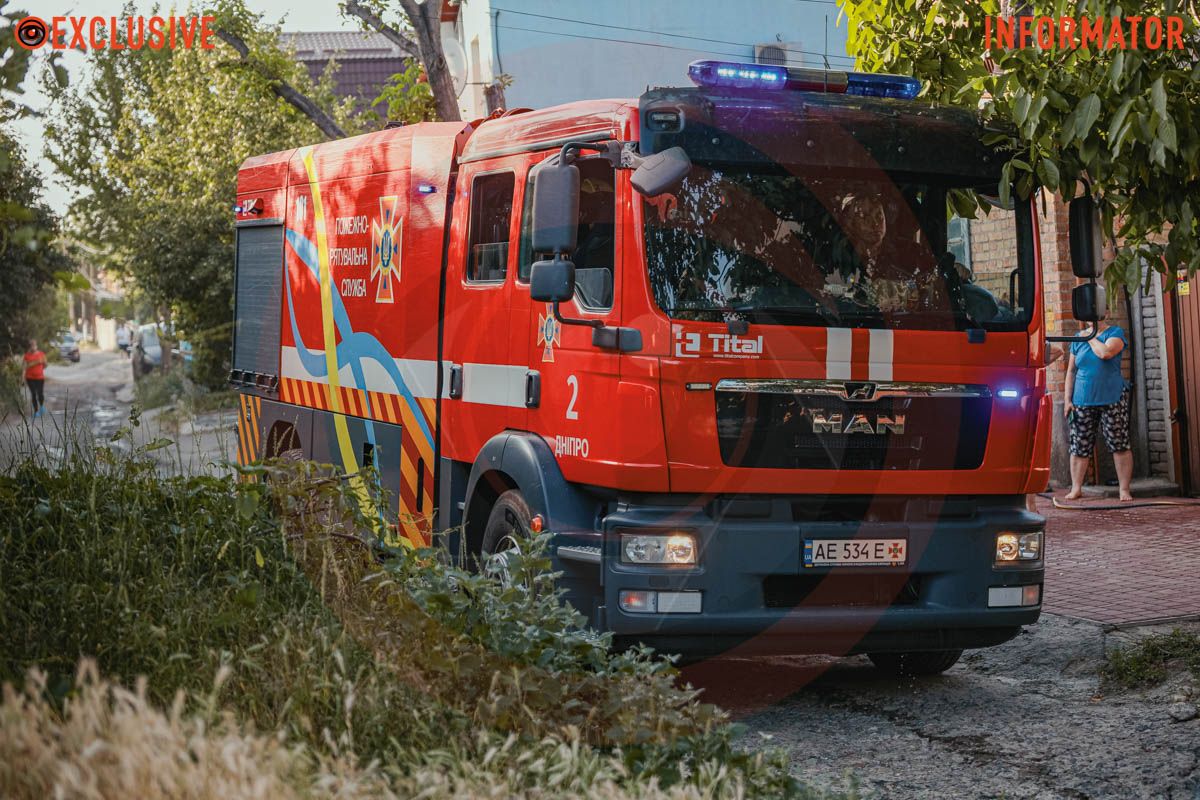 Столб дыма виден с разных точек города: в Днепре сильно пылает дом, раздаются взрывы 9