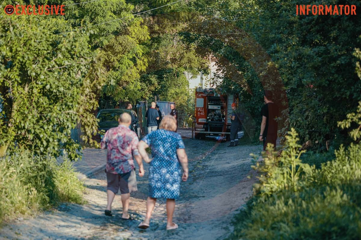 Столб дыма виден с разных точек города: в Днепре сильно пылает дом, раздаются взрывы 10