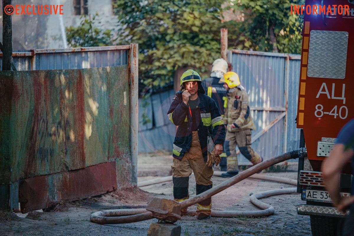 Столб дыма виден с разных точек города: в Днепре сильно пылает дом, раздаются взрывы 15