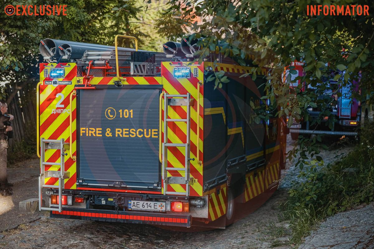 Столб дыма виден с разных точек города: в Днепре сильно пылает дом, раздаются взрывы 14