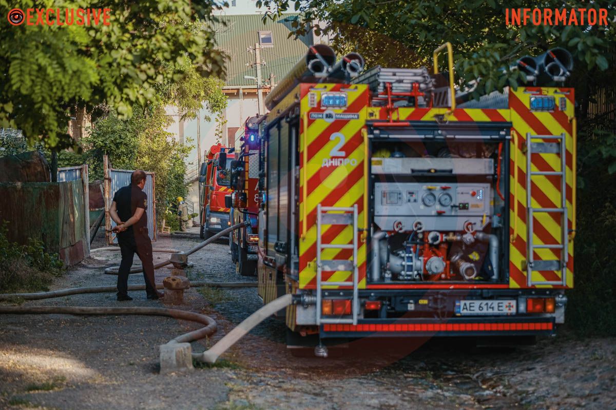 Столб дыма виден с разных точек города: в Днепре сильно пылает дом, раздаются взрывы 12