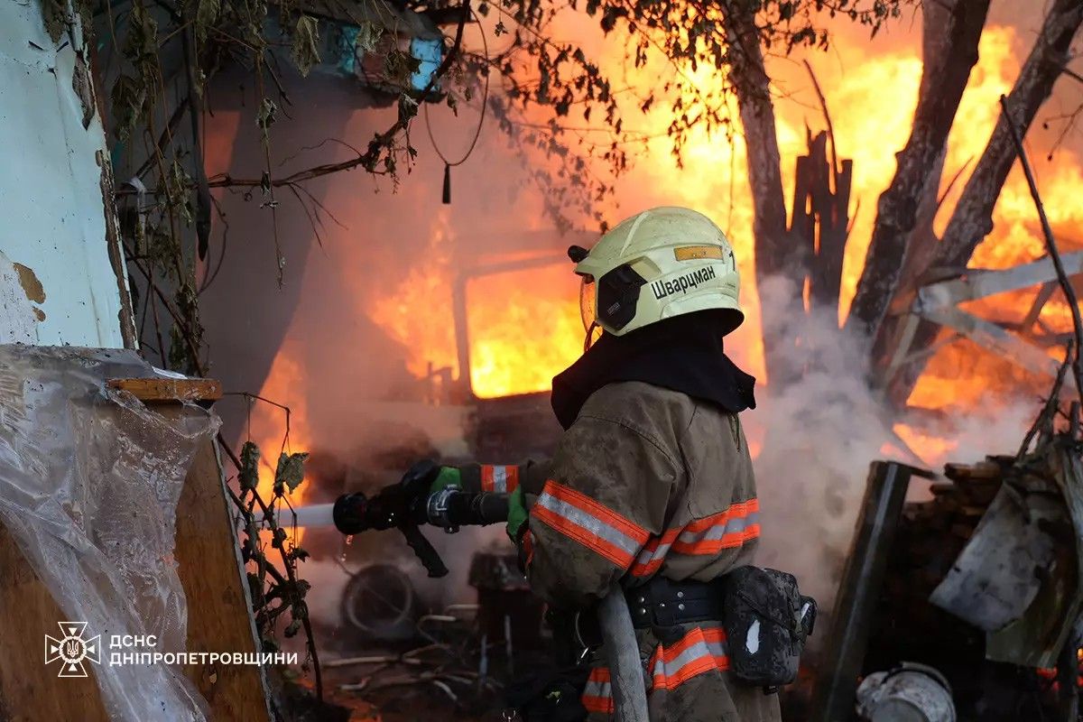 На территории частного домовладения горели машина, гараж, хозяйственная постройка.
