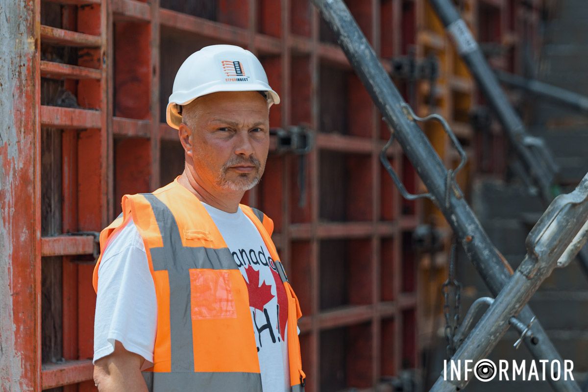 Прораб строительства Сергей Голомоз