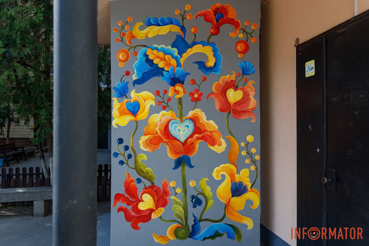 У Дніпрі підʼїзди на проспекті Героїв прикрасив петриківський розпис 24