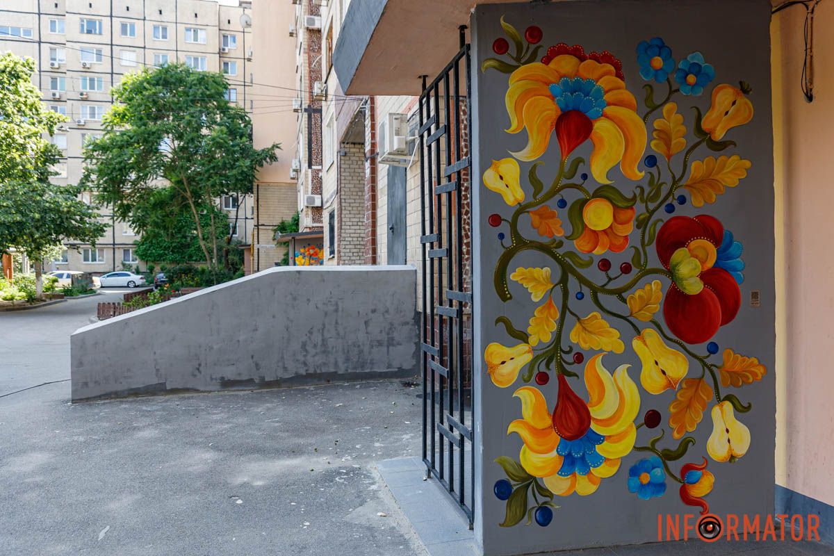 У Дніпрі підʼїзди на проспекті Героїв прикрасив петриківський розпис 23
